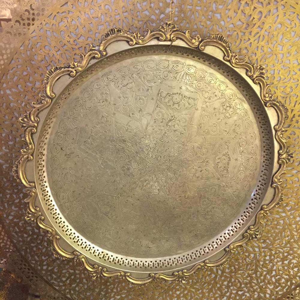 Grand plateau marocain ancien en cuivre martelé sur | assiette